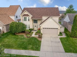 24423 Charles Dr, Brownstown, MI 48183