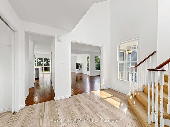 5th image of 985 Linden St