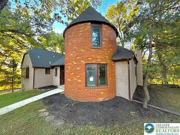 2nd image of 1024 E Elm St
