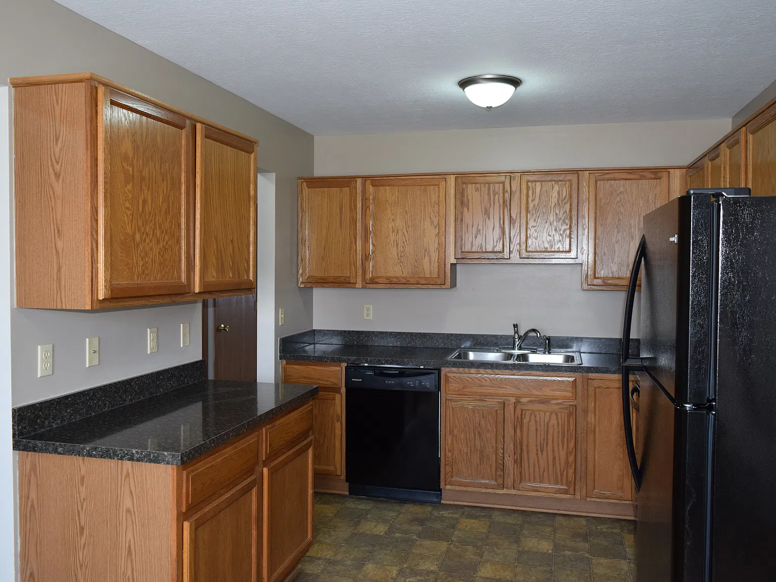 3 bed, 1160 sqft, $2,000 — Photo 3