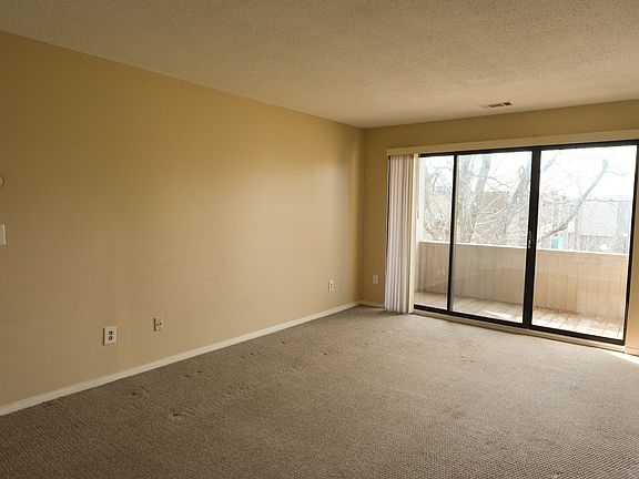 5th image of 36 Shrewsbury Green Dr Unit J