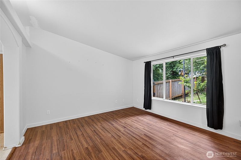 4th image of 744 Summerset Way