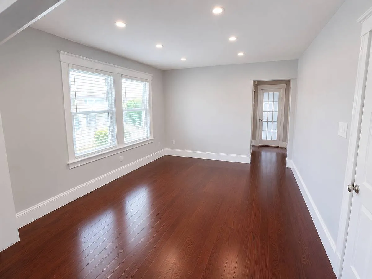 4 bed, 2200 sqft, $4,500 — Photo 2