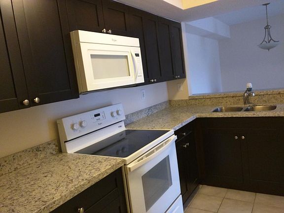 KITCHEN WITH NEW APPLIANCES