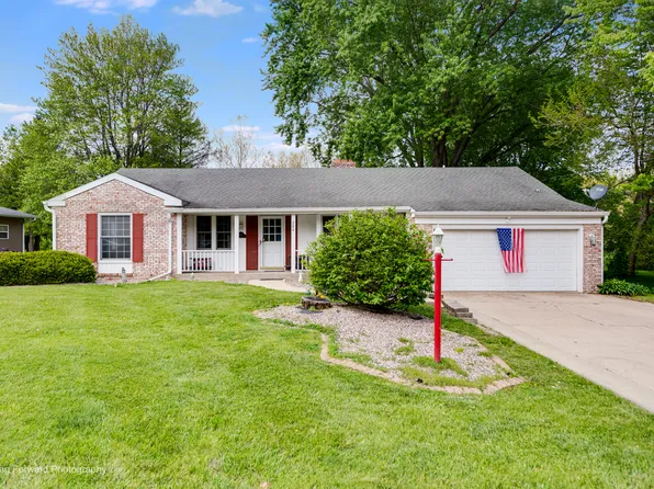 240 Park Crest Dr, Freeport, IL 61032