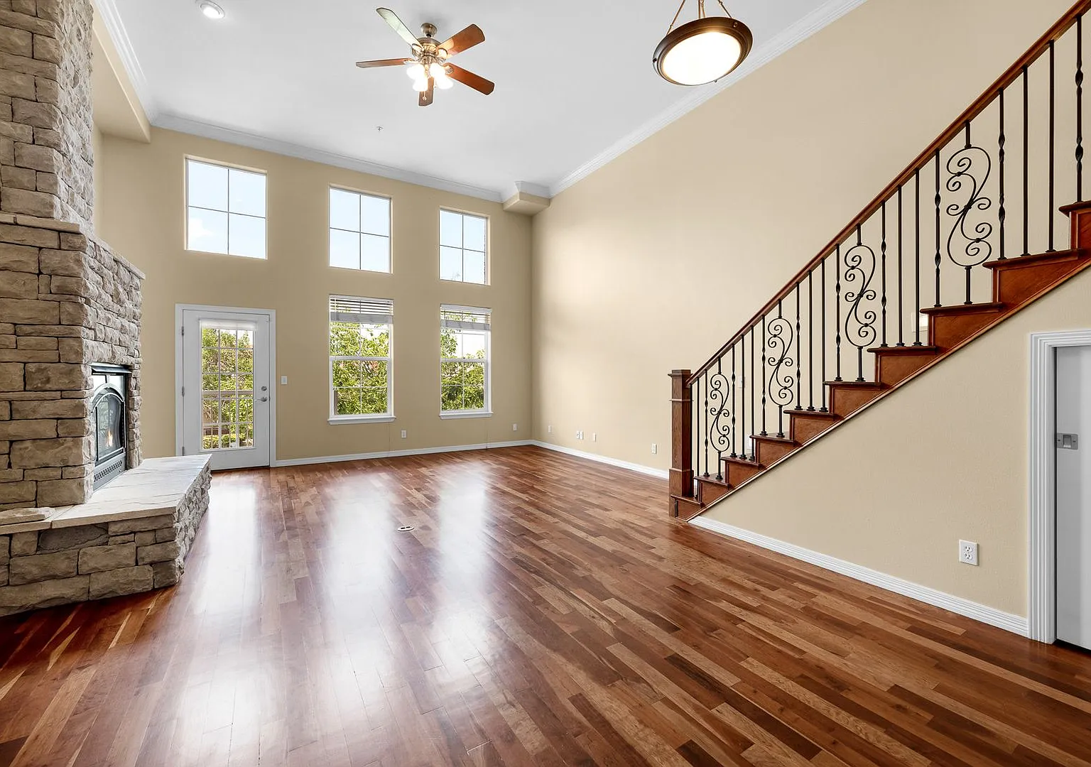 233 E Fountain Blvd — Photo 2