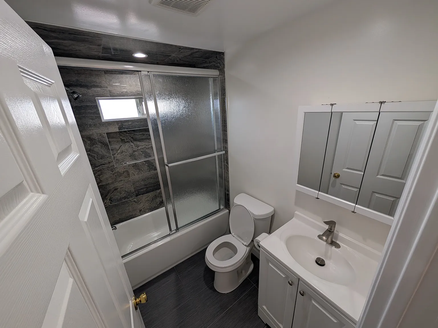 3 bed, 1100 sqft, $4,400 — Photo 4