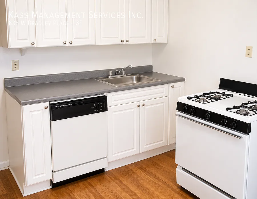 Spacious 3 Bed / 1 Bath Apartment in Lakeview Hardwood Floors & High Ceilings — Photo 1