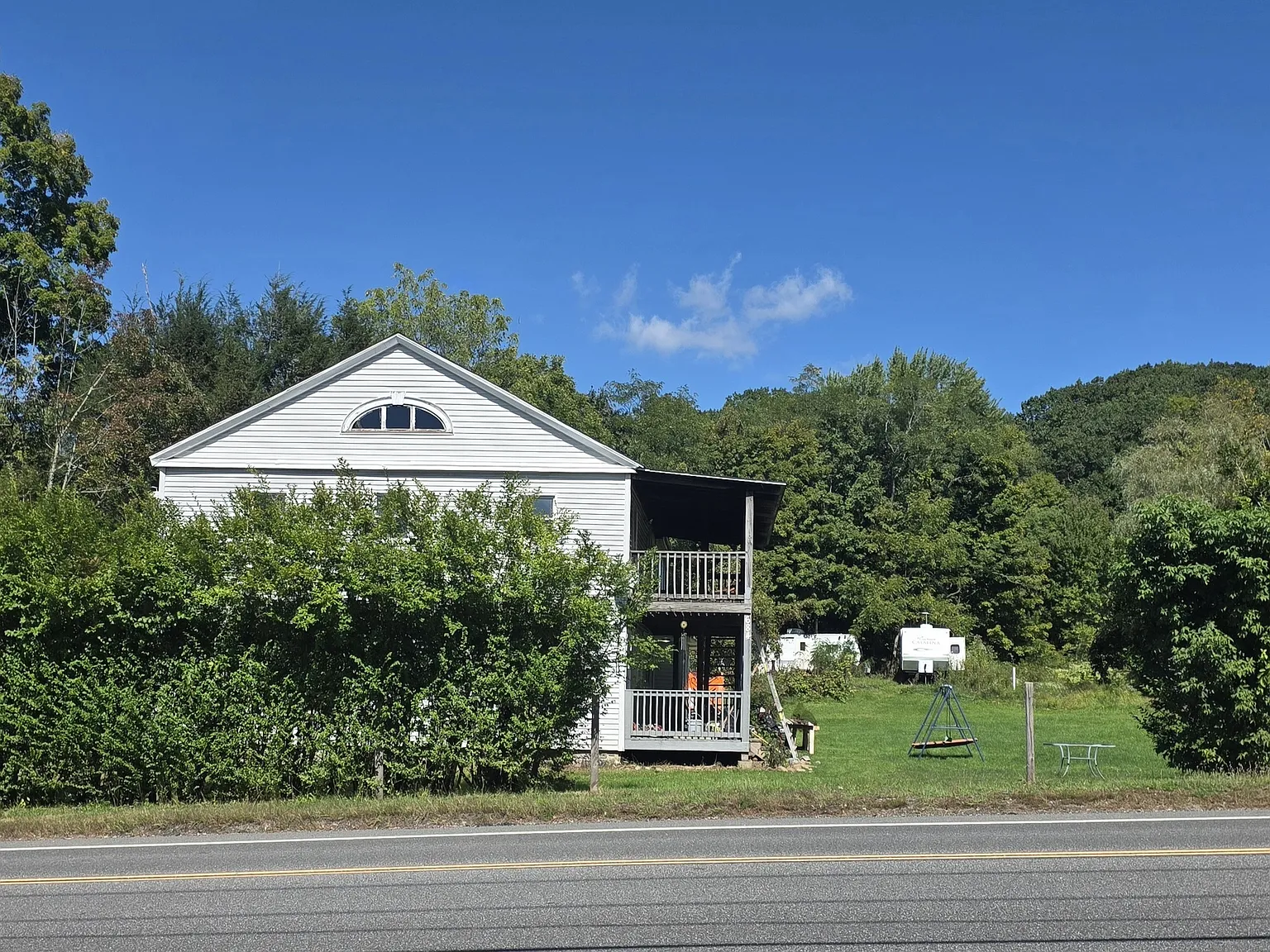 4 bed, 2.0 bath, 1405 sqft, $2,500 — Photo 4