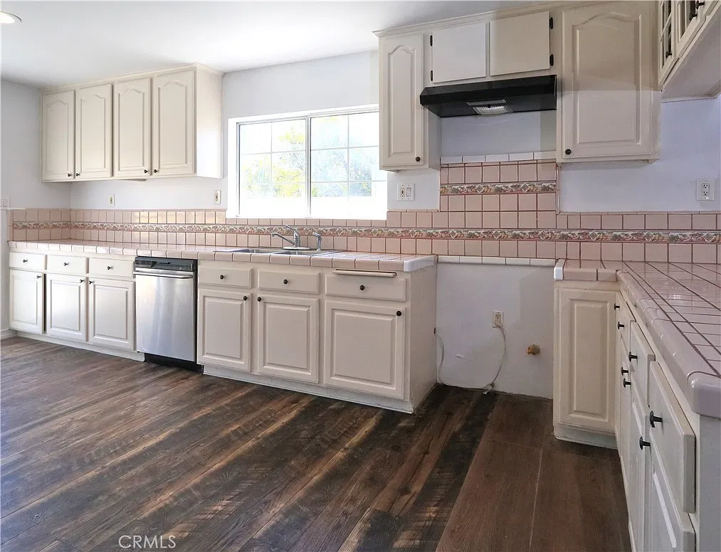 3 bed, 1900 sqft, $5,950 — Photo 2