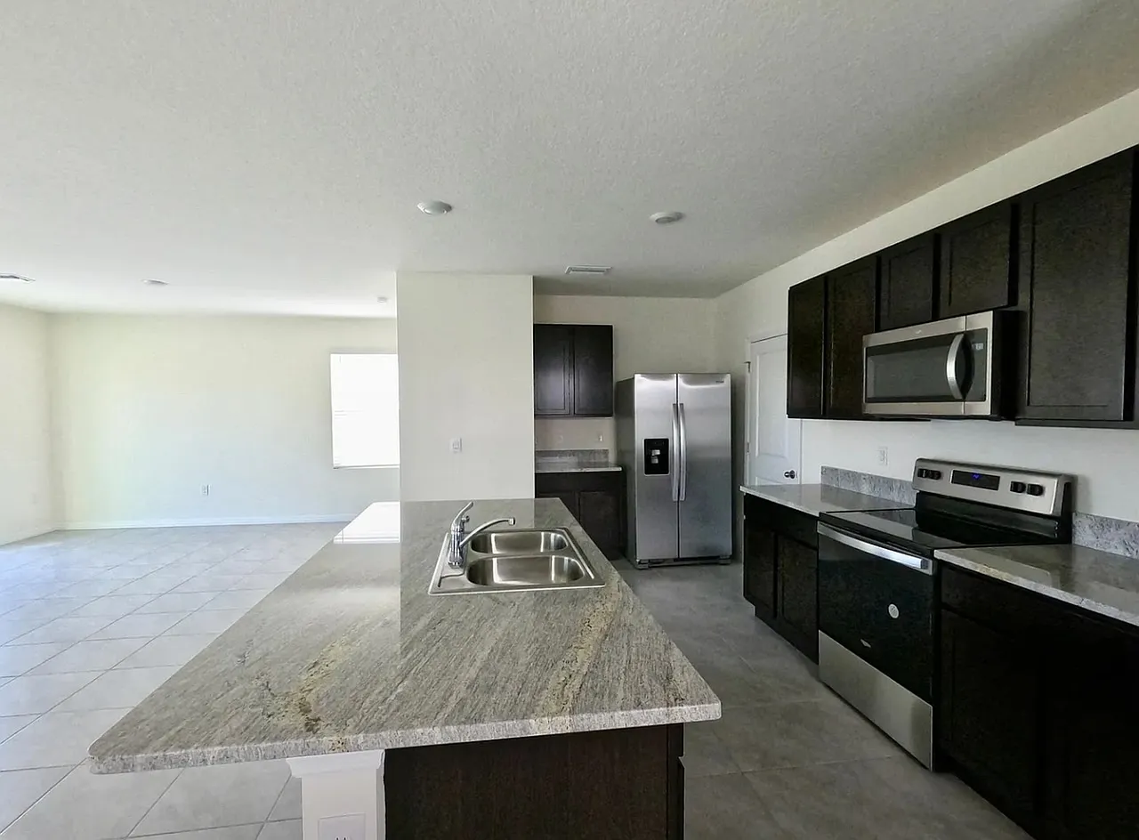 4 bed, 2.5 bath, 2260 sqft, $2,580 — Photo 4