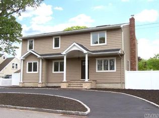 634 Oak Neck Rd, West Islip, NY 11795