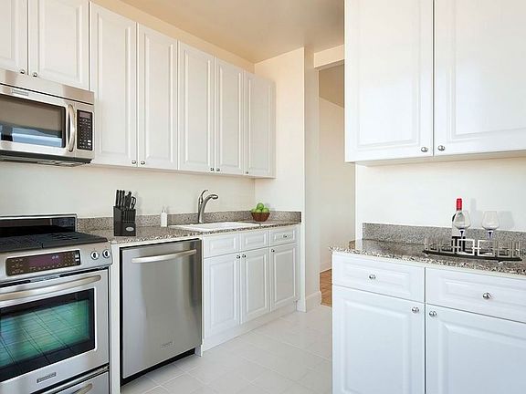 3rd image of 400 E 84th St APT 17D