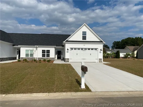 204 Oak Pointe Cir, Lumberton, NC 28358