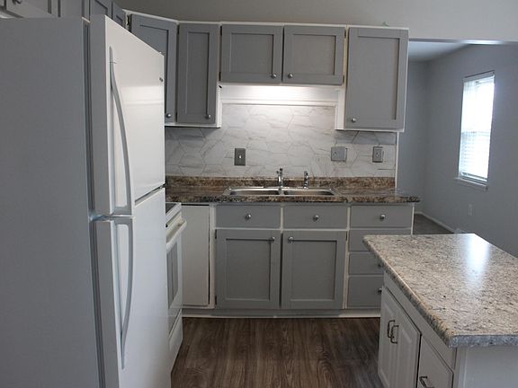 4th image of 1002 Oak St APT 2