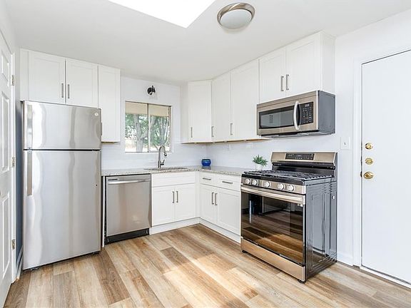 5th image of 346 Carpenter Dr APT 20