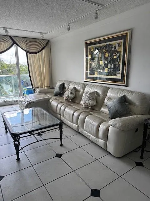 Arlen House East Condo — Photo 4