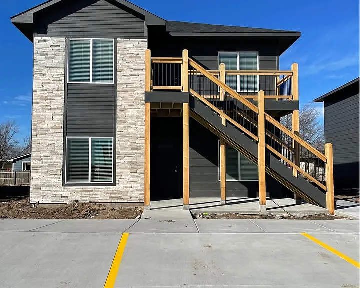 338 W Castle St — Photo 1