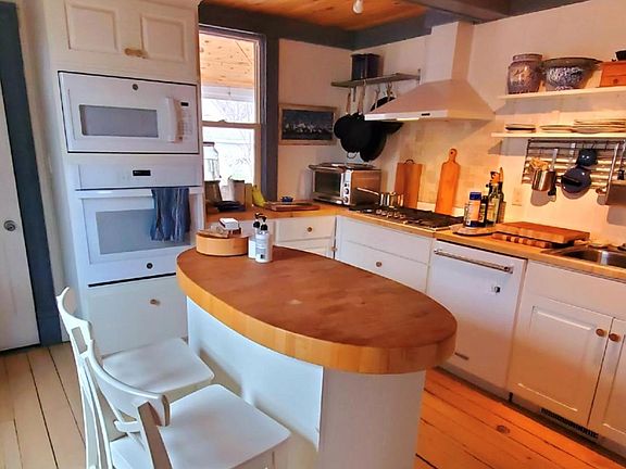 4th image of 412 Main St