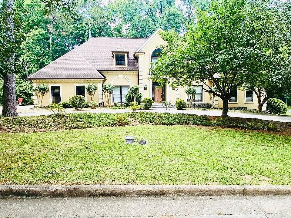 FRONT VIEW OF THE HOUSE