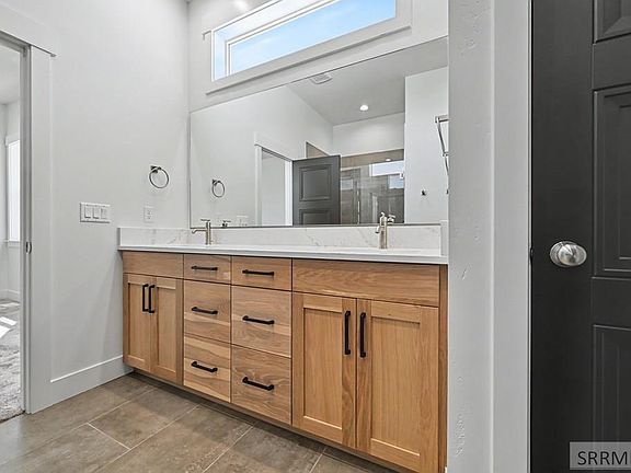 5th image of 461 Spruce Way