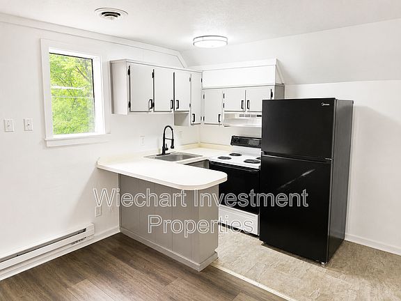 4th image of 933 1/2 W Wayne St