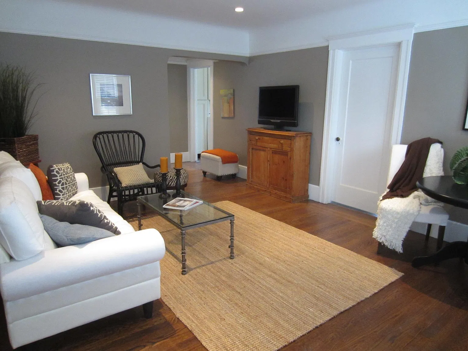 2 bed, 1000 sqft, $4,900 — Photo 2