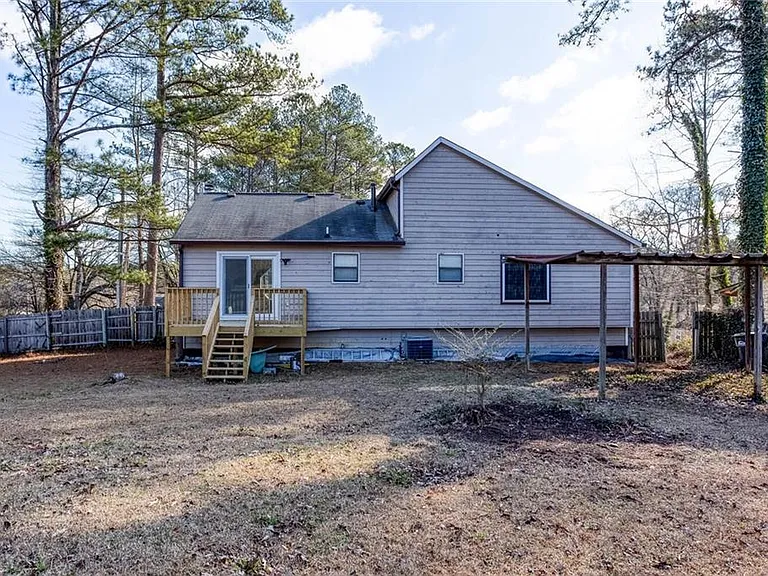 4049 Leicester Dr NE — Photo 35