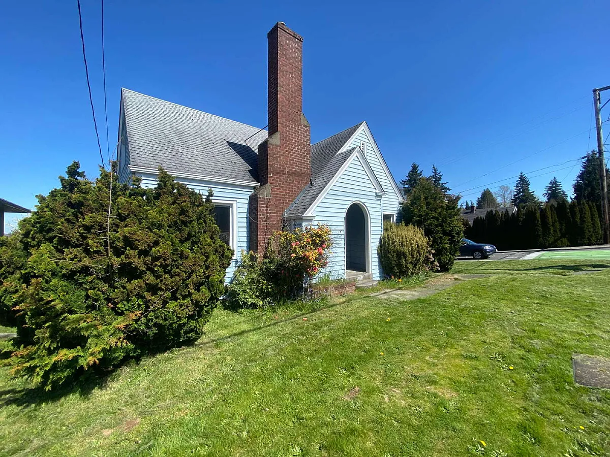 Building Photo - 1421 Lakeway Dr