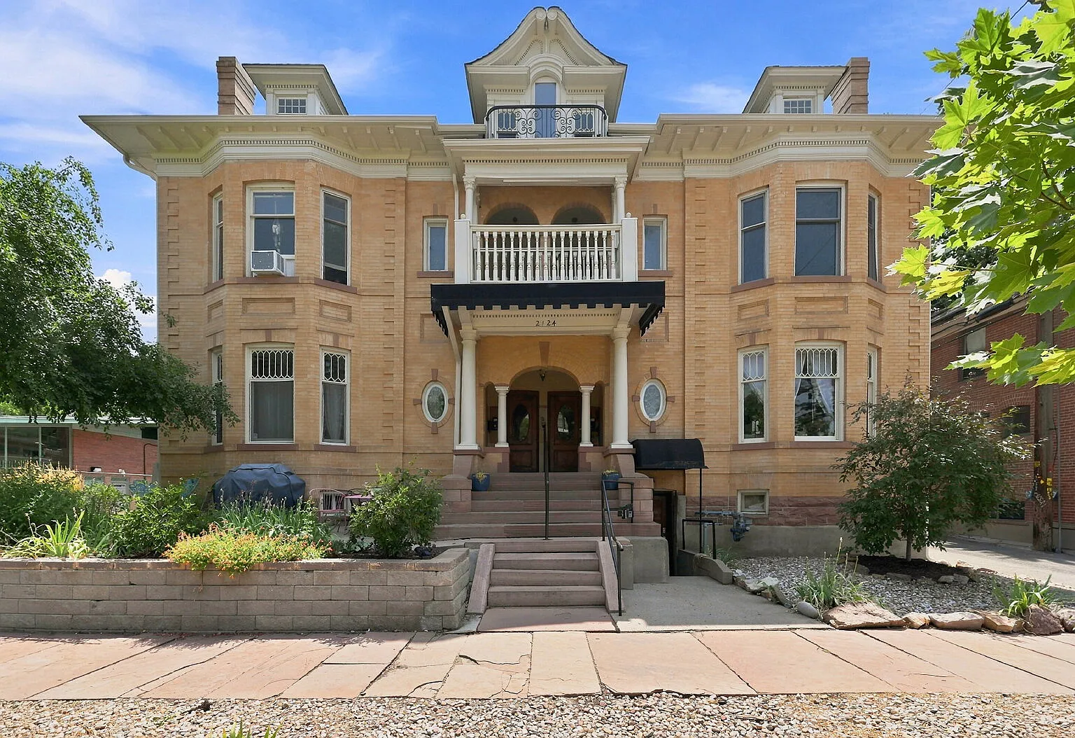 1 bed, 1.0 bath, 797 sqft, $1,621 — Photo 2