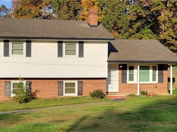 3520 Manoa Rd, Pfafftown, NC 27040