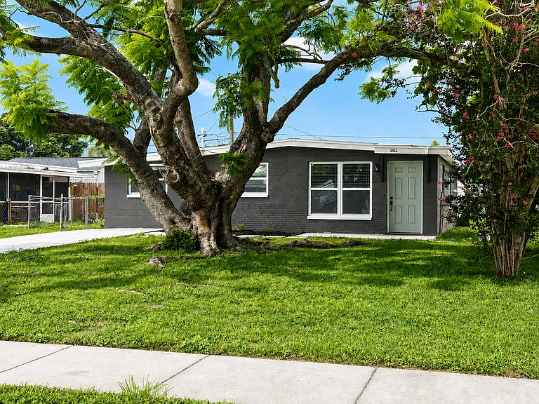 9142 Suncrest Blvd — Photo 2