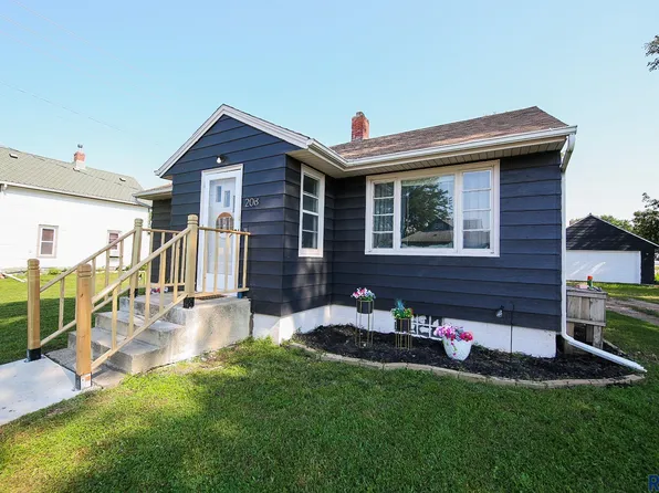 208 W 1st Ave, Lennox, SD 57039