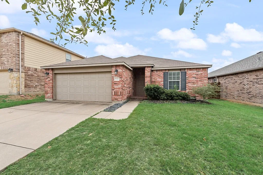 3 bed, 2.5 bath, 1916 sqft, $2,175 — Photo 2