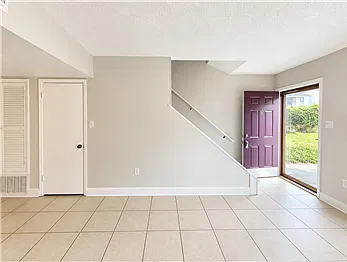 2220 E Victory Dr — Photo 2