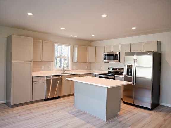 5th image of 86 Woodbine Dr