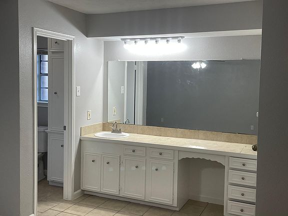 5th image of 2318 Cambridge Ct S