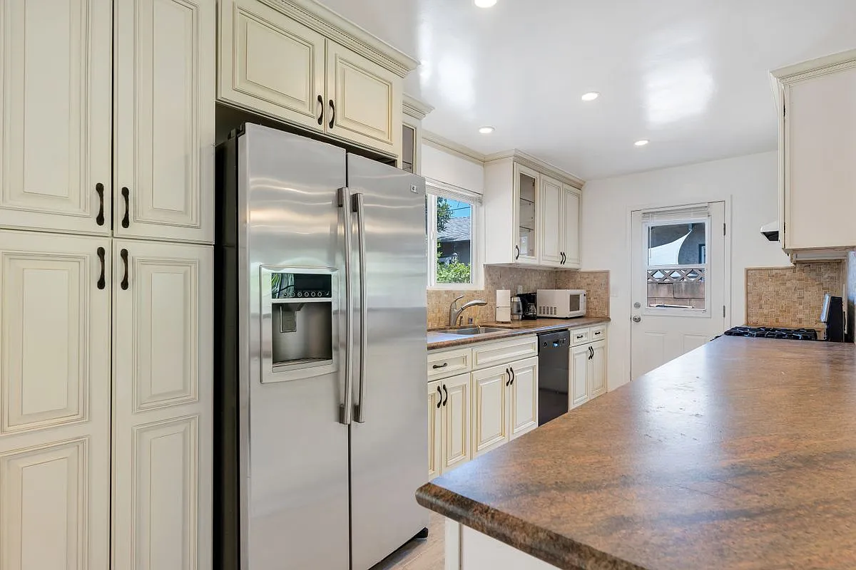 3 bed, 2.0 bath, 1250 sqft, $3,800 — Photo 3