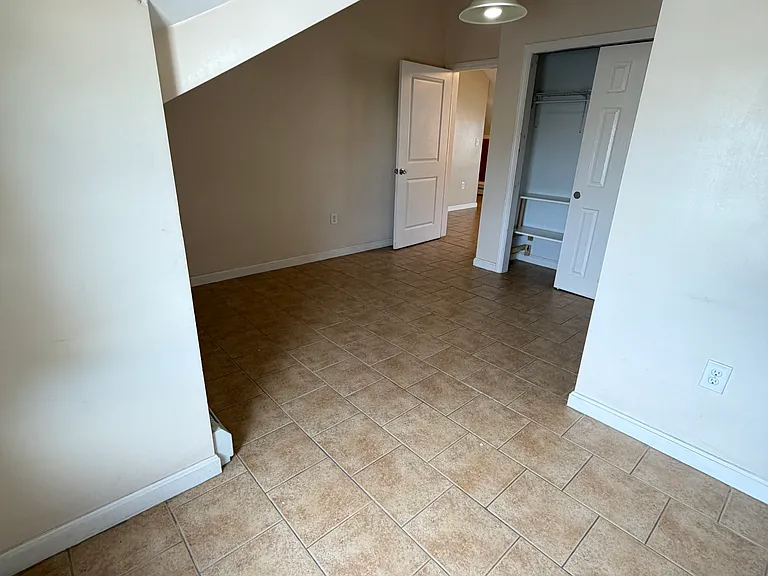211 Chelsea St #7 — Photo 4