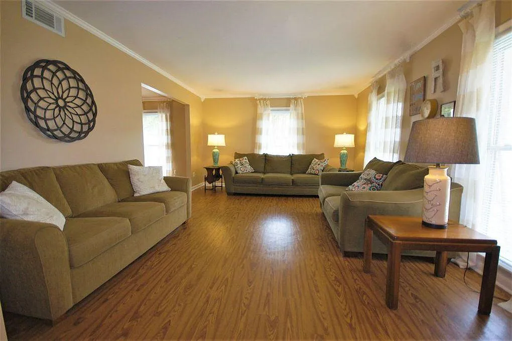 5 bed, 2.5 bath, 2317 sqft, $2,495 — Photo 4