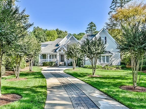 Just a Short Walk to the Peninsula Yacht Club