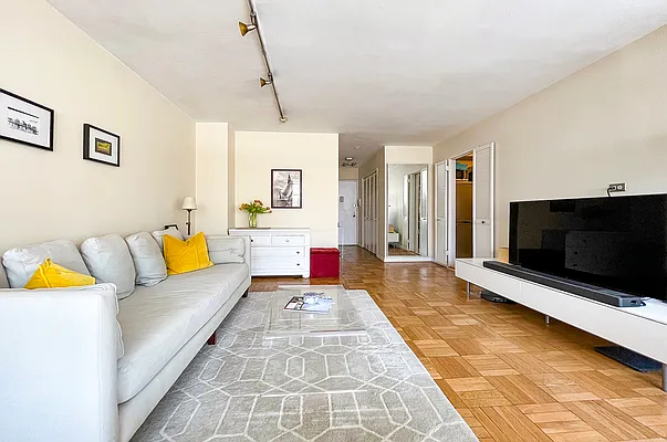 Rented by Coldwell Banker Warburg | media 2