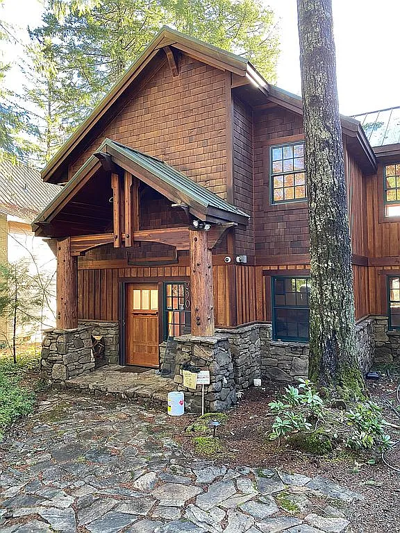 290 Santiam Ave W photo 1