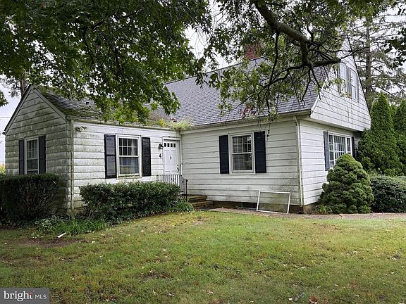 2nd image of 4 E Finley Rd