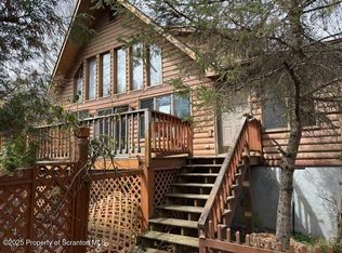 166 Tanglewood Dr, Greentown, PA 18426