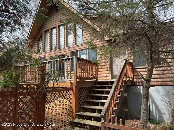 166 Tanglewood Dr, Greentown, PA 18426