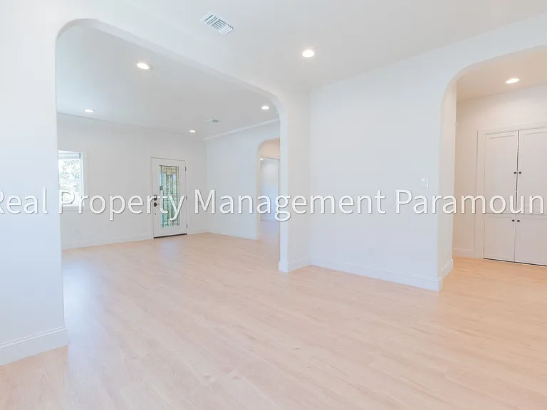 1867 S Redondo Blvd — Photo 11