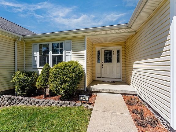 3rd image of 205 Eastgate Dr