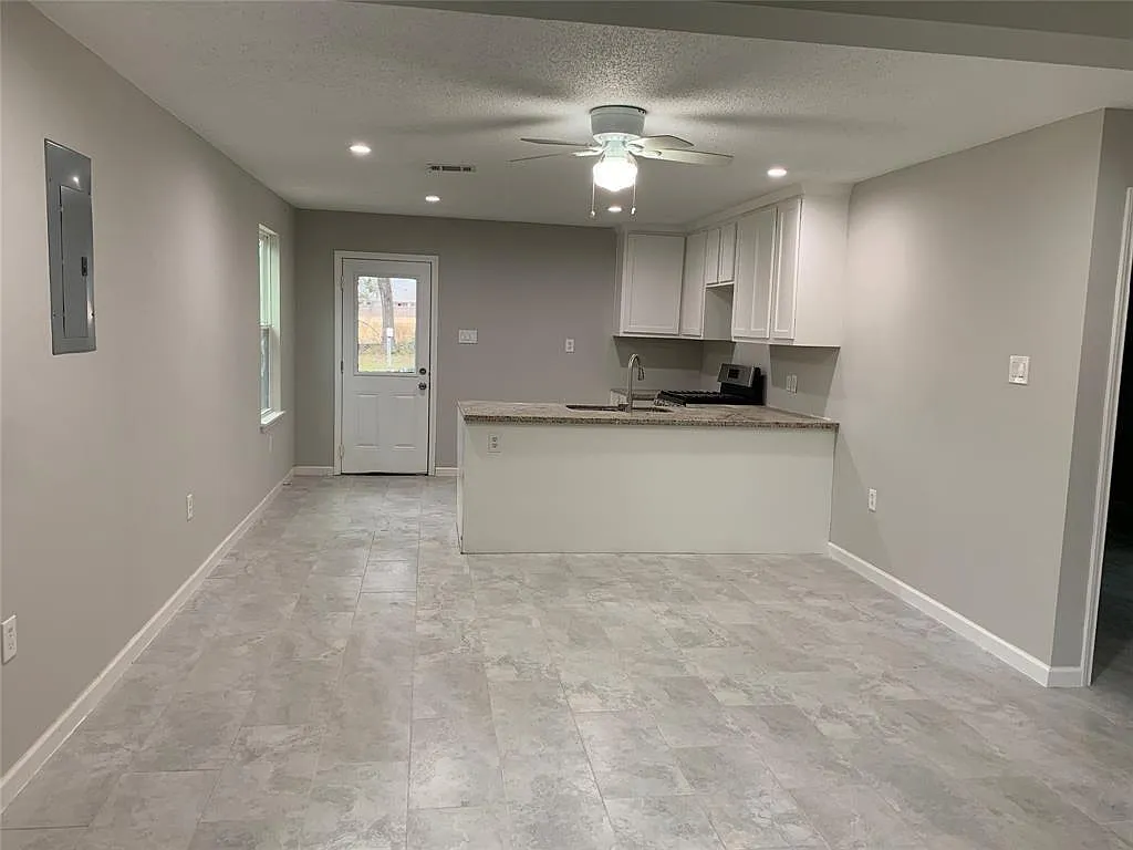 3 bed, 2.0 bath, 1300 sqft, $1,895 — Photo 3