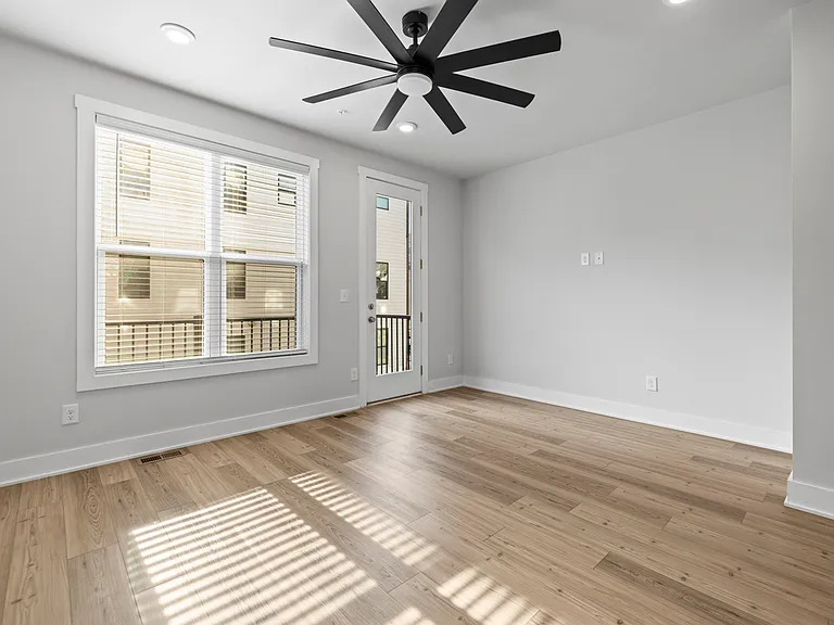 539 W Tremont Ave — Photo 15